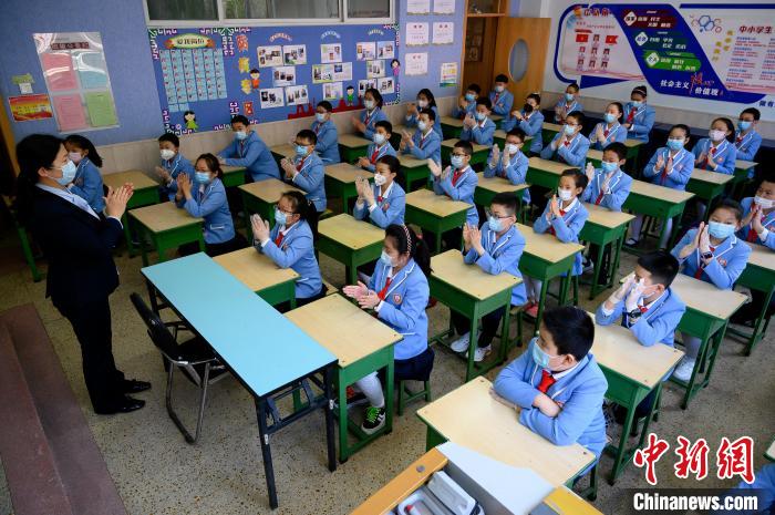 學(xué)校是人群密集場(chǎng)所，山西省疫情防控工作領(lǐng)導(dǎo)小組要求，要周密閉環(huán)做好疫情防控?！№f亮 攝