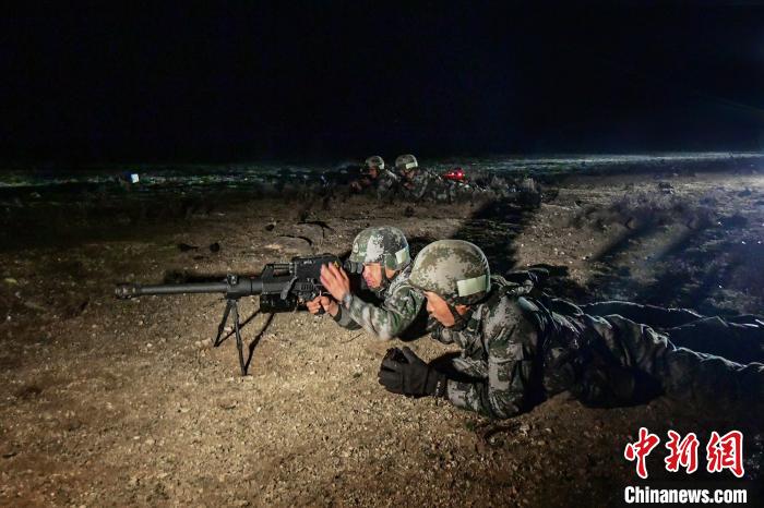 夜間狙擊手摧毀敵探照燈?！∑呀?攝