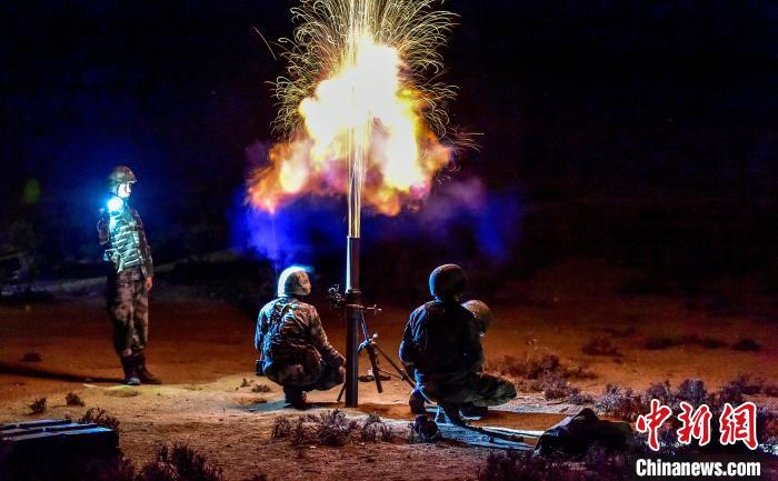 演練中偵察兵在夜間利用迫擊炮摧毀敵輕型裝甲?！」鶘|東 攝