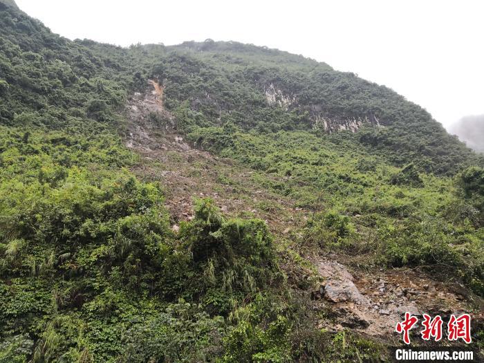 山體滑坡處。　黃鵬 攝