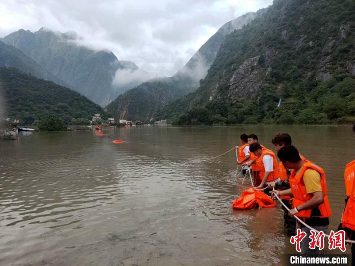 救援人員正在全力營救被困群眾?！〉ぐ托峁?攝