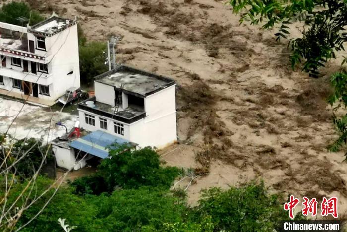 洪水淹沒房屋?！〉ぐ托峁?攝