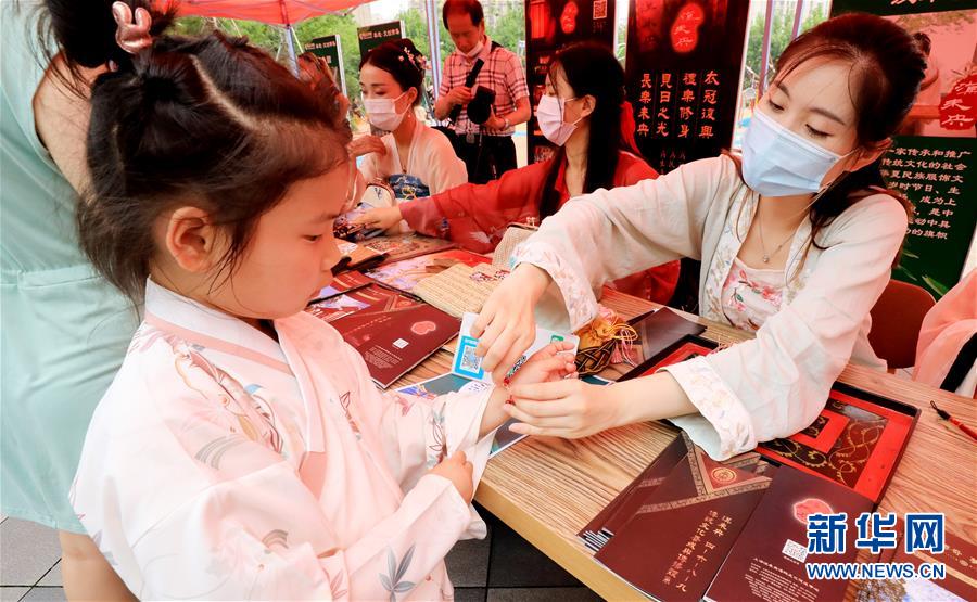 (新華全媒頭條·圖文互動)(7)線上線下消費(fèi)升溫 文旅活動邁上“云端”——端午假期透視我國經(jīng)濟(jì)高質(zhì)量發(fā)展新動力