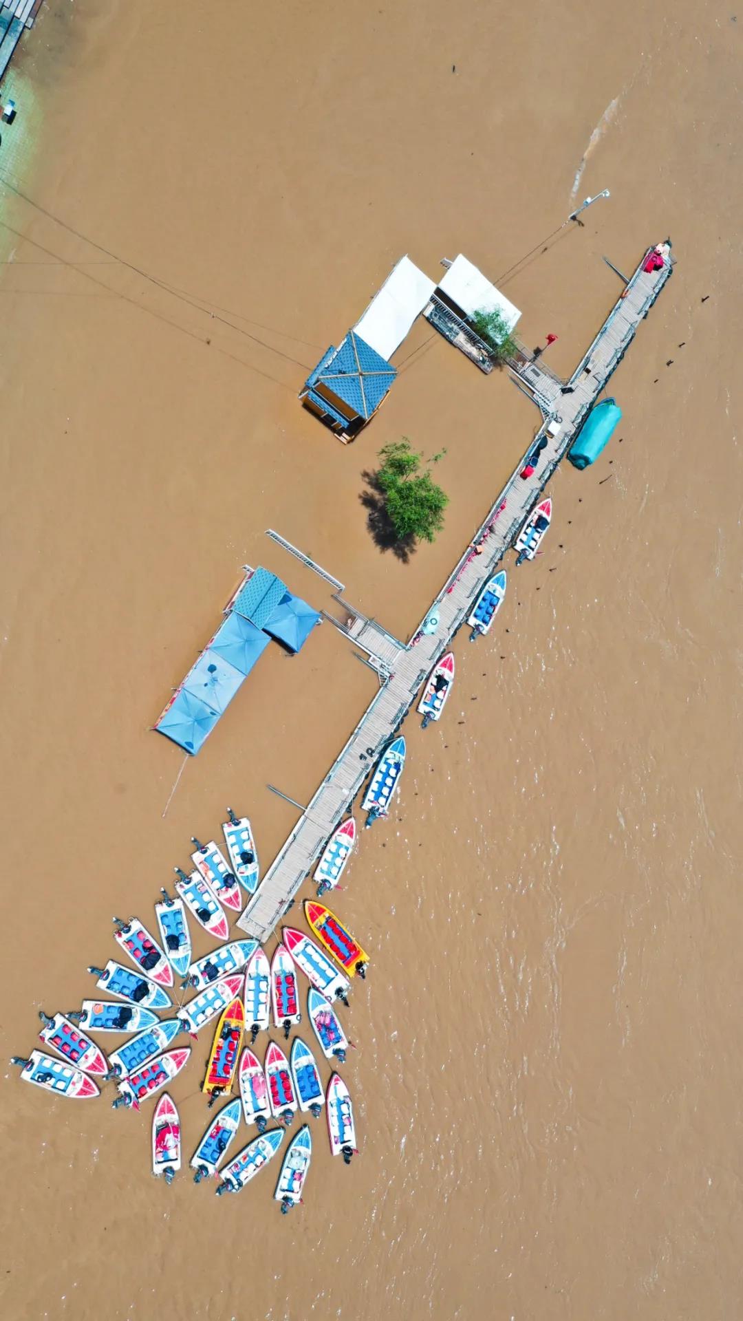 ▲圖為6月27日已暫時關(guān)閉的黃河蘭州段一處快艇碼頭（無人機照片）。新華社發(fā)（郎兵兵 攝）