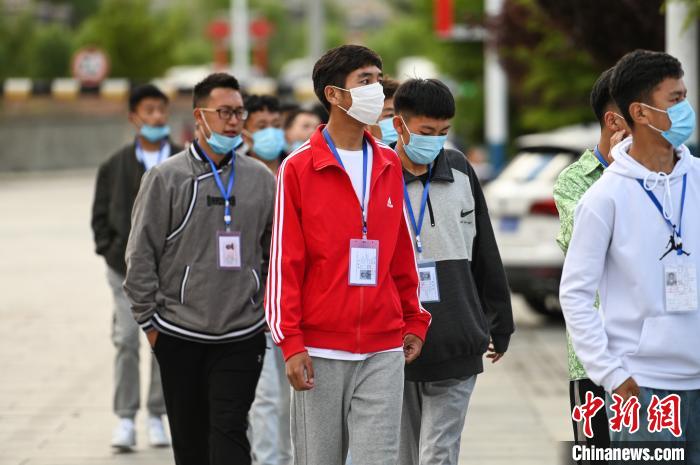 7月7日，考生在拉薩三高考點外有序排隊，等待進入考場?！『闻罾?攝