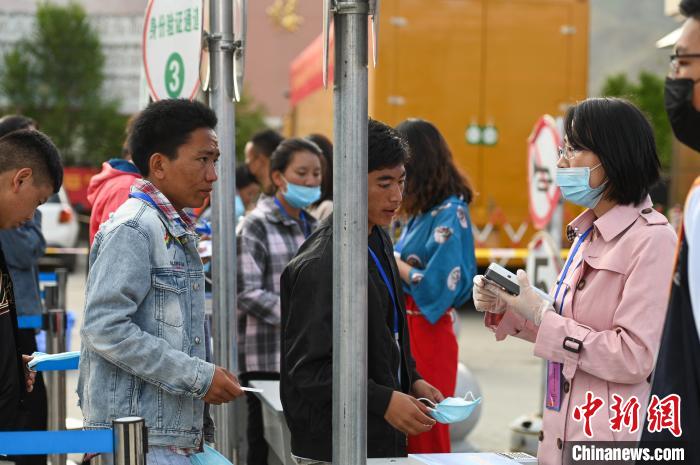 7月7日，考生在拉薩三高考點外進行身份證件核驗?！『闻罾?攝