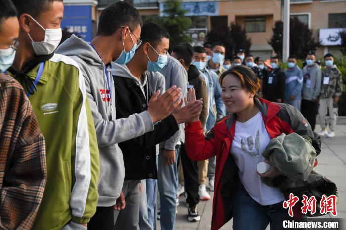 7月7日，拉薩三高考點外，領(lǐng)隊老師與考生擊掌鼓勁加油?！『闻罾?攝