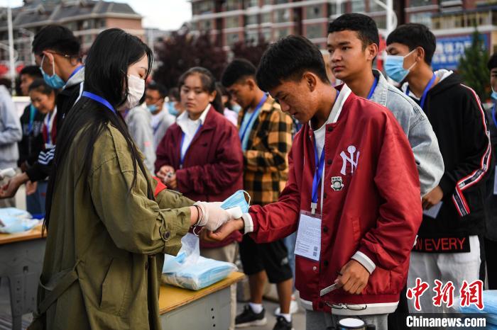 7月7日，考生在拉薩三高考點外測量體溫?！『闻罾?攝