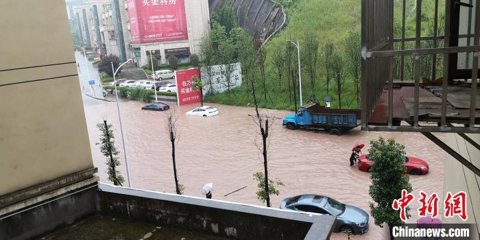 圖為重慶萬州城區(qū)積水嚴(yán)重?！≈貞c萬州區(qū)委宣傳部供圖 攝