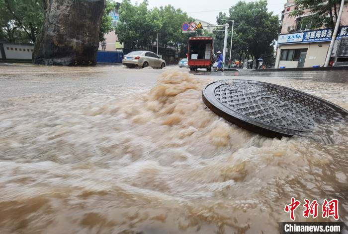 圖為重慶萬州城區(qū)積水嚴(yán)重?！≈貞c萬州區(qū)委宣傳部供圖 攝