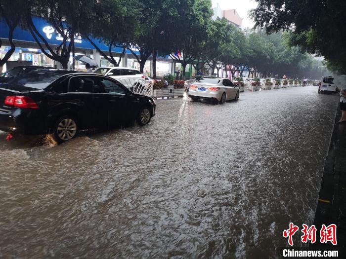 圖為重慶萬州城區(qū)積水嚴(yán)重。　重慶萬州區(qū)委宣傳部供圖 攝