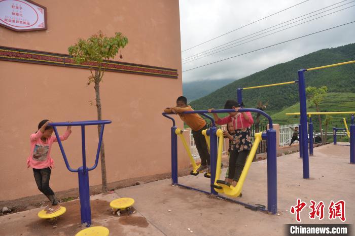 甲甲溝村里玩耍的孩子?！埨?攝