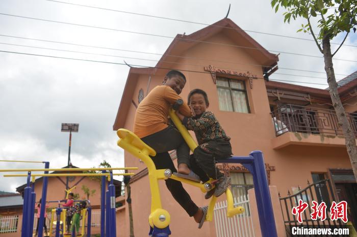 甲甲溝村里玩耍的孩子?！埨?攝