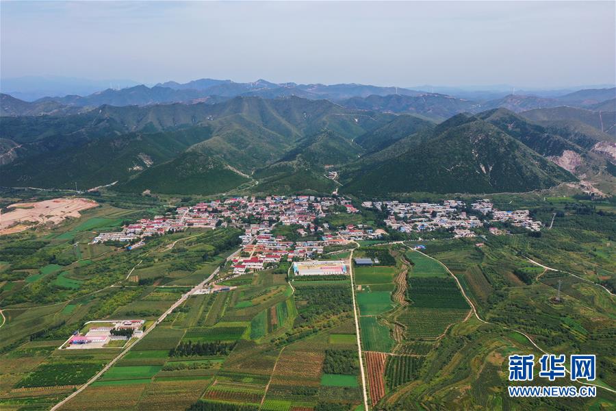 （新華全媒頭條·走向我們的小康生活·圖文互動(dòng)）（13）長(zhǎng)城腳下，小康村串成“珍珠鏈”