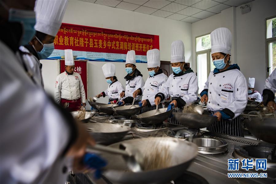 （新華全媒頭條·走向我們的小康生活·圖文互動(dòng)）（2）扎西德勒，我們的新家園——西藏易地扶貧搬遷搬出幸福美好新生活