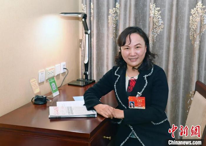 全國人大代表，浙江省臺州市椒江區(qū)大陳實驗學校校長、黨支部書記翁麗芬 蔡榮章 攝