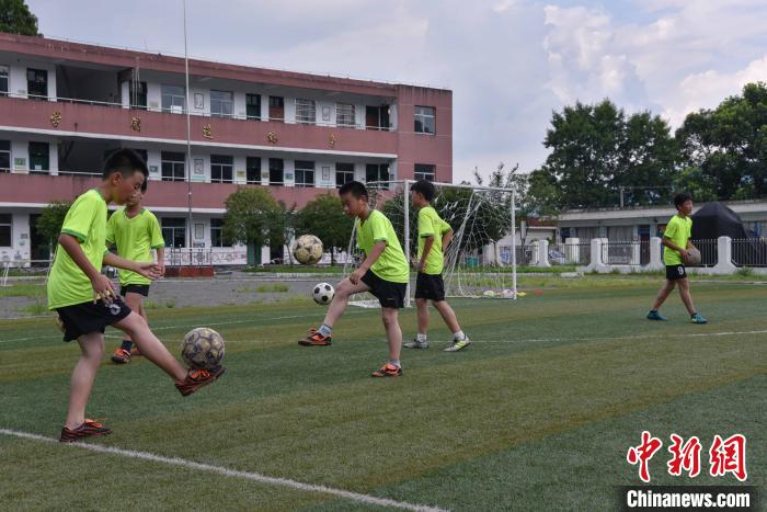 人大代表呼吁篩查防控青少年頸椎、脊柱等健康問題