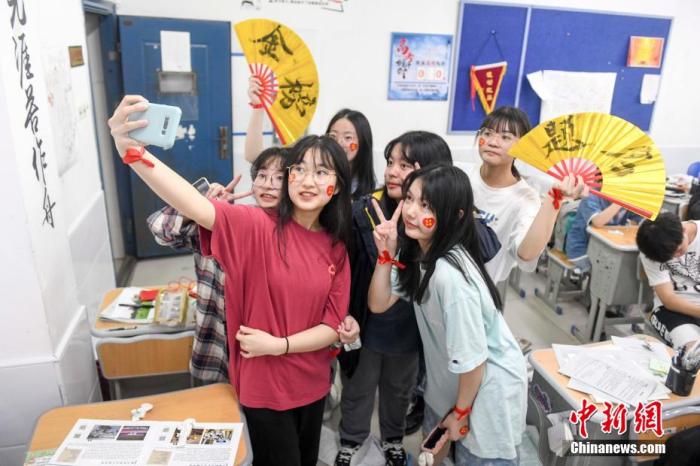 資料圖：6月6日，2021年高考前夕，湖南長沙同升湖實驗學校高三年級，考生們在教室內合影。 楊華峰 攝