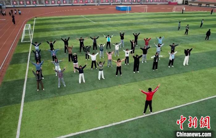 寧夏大學(xué)校園內(nèi)，學(xué)生跟隨老師練習(xí)八段錦。 謝宇 攝