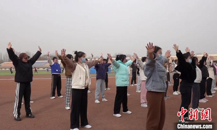 寧夏大學(xué)校園內(nèi)，學(xué)生練習(xí)八段錦。 謝宇 攝